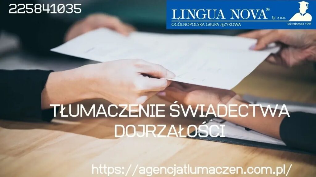 Na obrazie widać dwie ręce przekazujące dokument. Tło jest rozmyte. Widoczny również tekst, który brzmi: ,,Tłumaczenie świadectwa dojrzałości''.