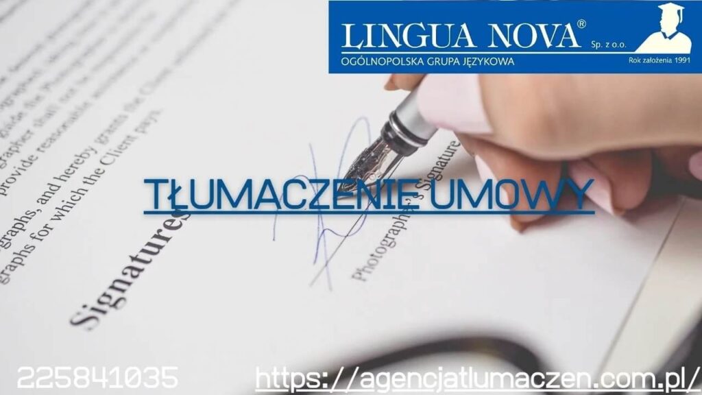 Zdjęcie przedstawia zbliżenie na dłoń, która podpisuje dokument wiecznym piórem. Na zdjęciu widoczne napisy: ,,Tłumaczenie umowy'', logo firmy Lingua Nova.